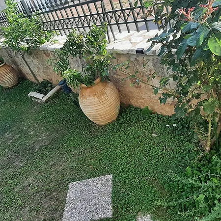 Yannis Leonidas 아파트
